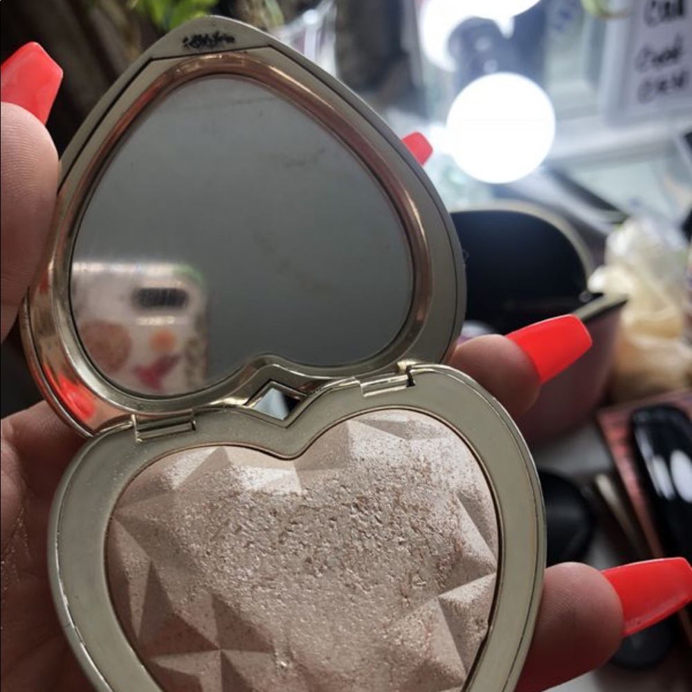 Makeup - Picture 2 of 8